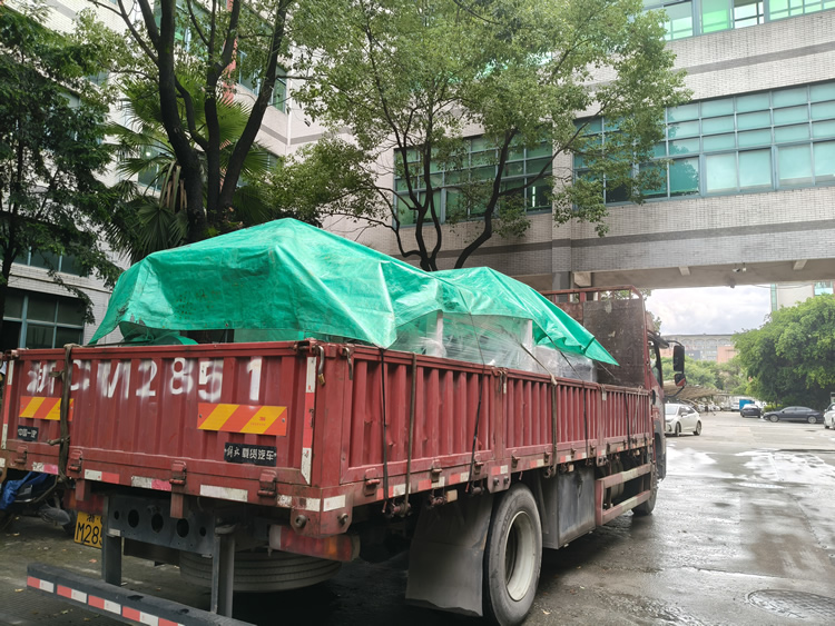 鋁箔壓紋分切機發(fā)貨中